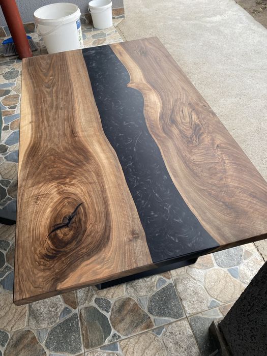 Masă de cafea din lemn de nuc și rășină epoxidică