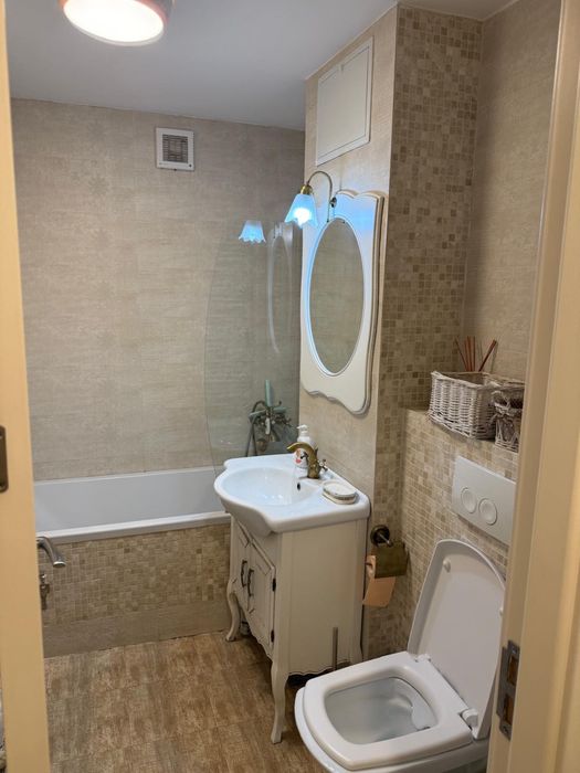 Ofer spre inchiriere apartament cu 3 camere, elegant. Pret: 870 euro