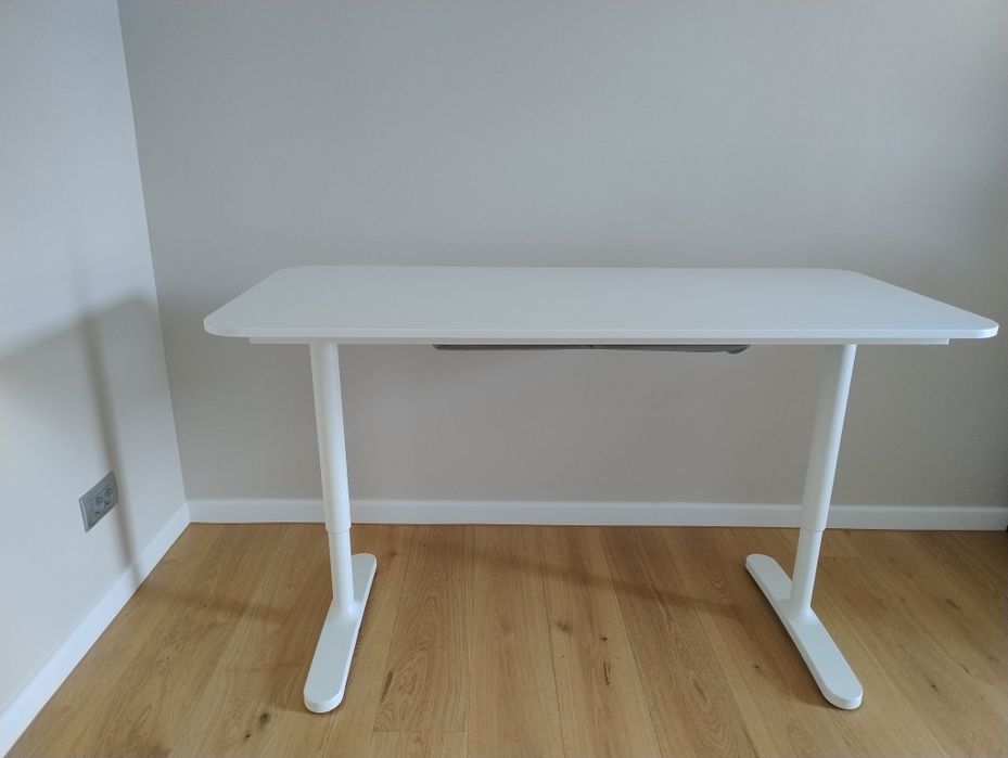 Birou IKEA reglabil pe înălțime – 140x60 cm