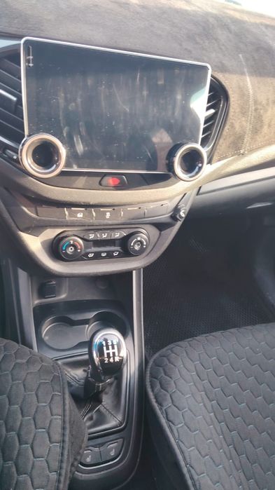 LADA Vesta-19 года.