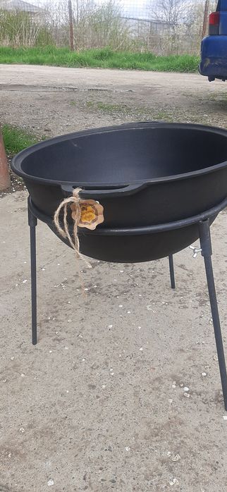 Vând ceaun nou din fonta 18l cu capac gril