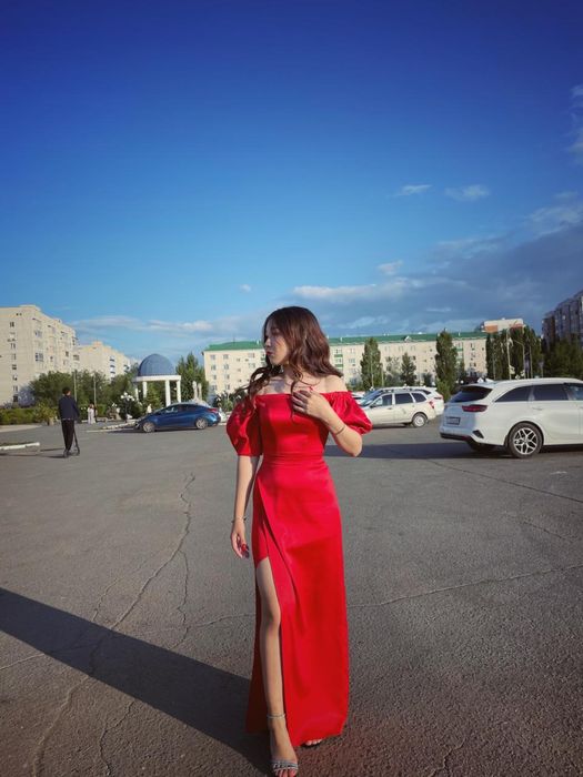 платье красный с разрезым оч удобный