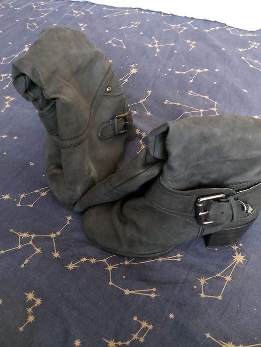 Продавам дамски ботуши от еко велур, цвят антрацит. Изключително удобни със стабилен ток. Дизайнът е с набран ефект и метални орнаменти.