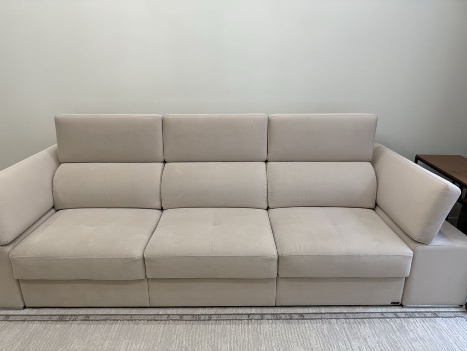 Продам диван в гостиную длина 3,2 м.
