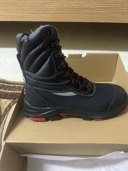 Продам зимнюю спец обувь 43 размера