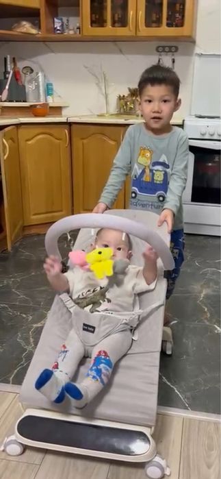 Шезлонг качеля с рождению