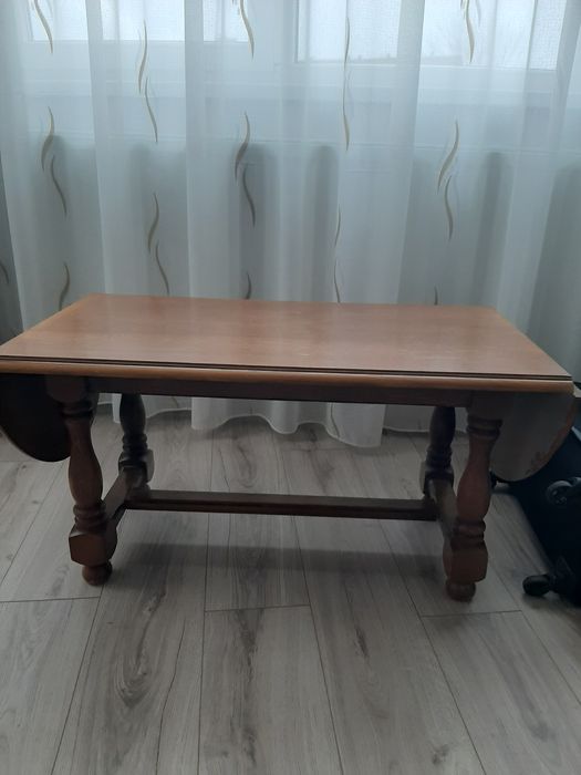 Vând măsuță cafea extensibilă din lemn masiv