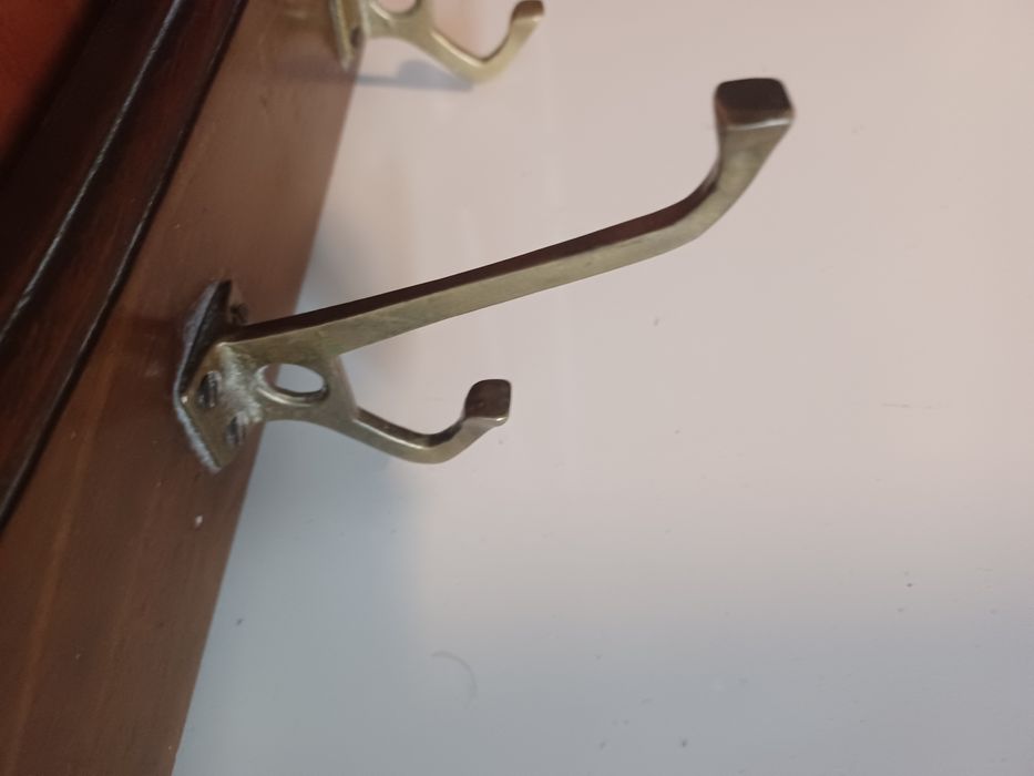 Стара ретро закачалка за стена. Орех и месинг.