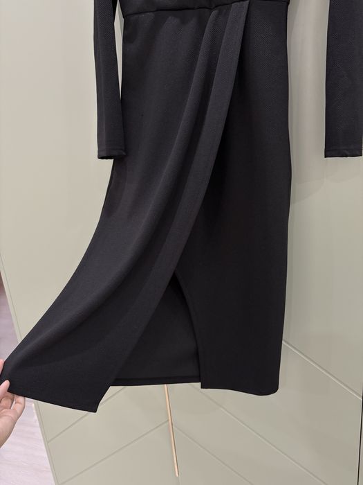 Продаю элегантное черное платье