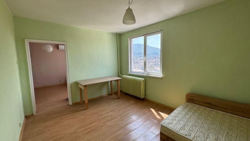 Тристаен апартамент в ж.к. Гоце Делчев.