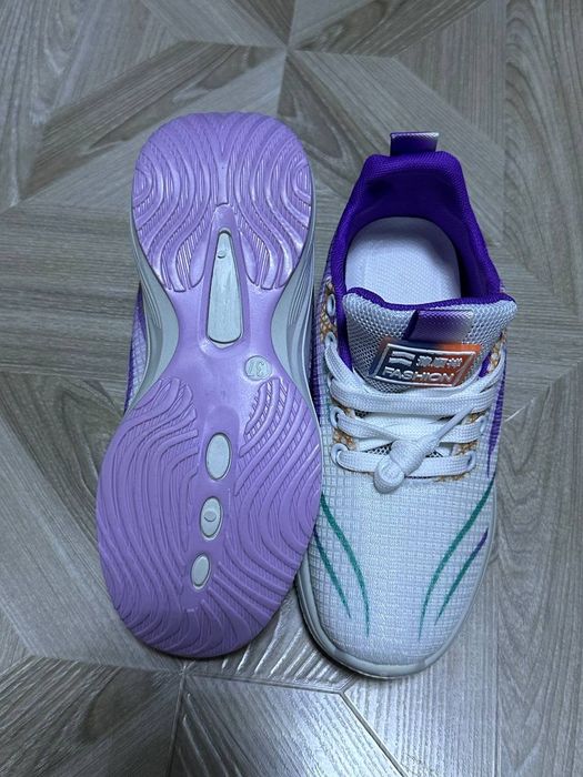 Женские кроссовки