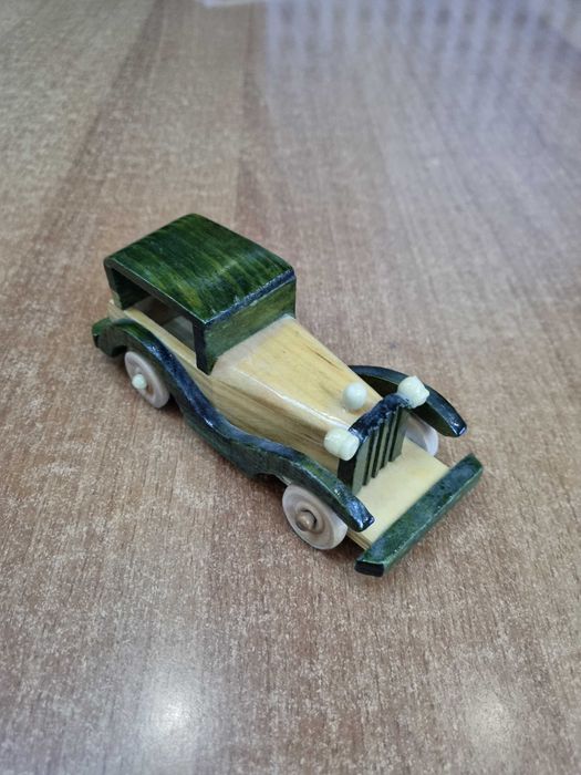 Macheta masina epoca din lemn, dimensiuni 15x6x6 cm, nouă.