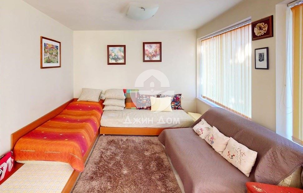 Просторна четириетажна къща с 8 спални във вилна зона „Зора"