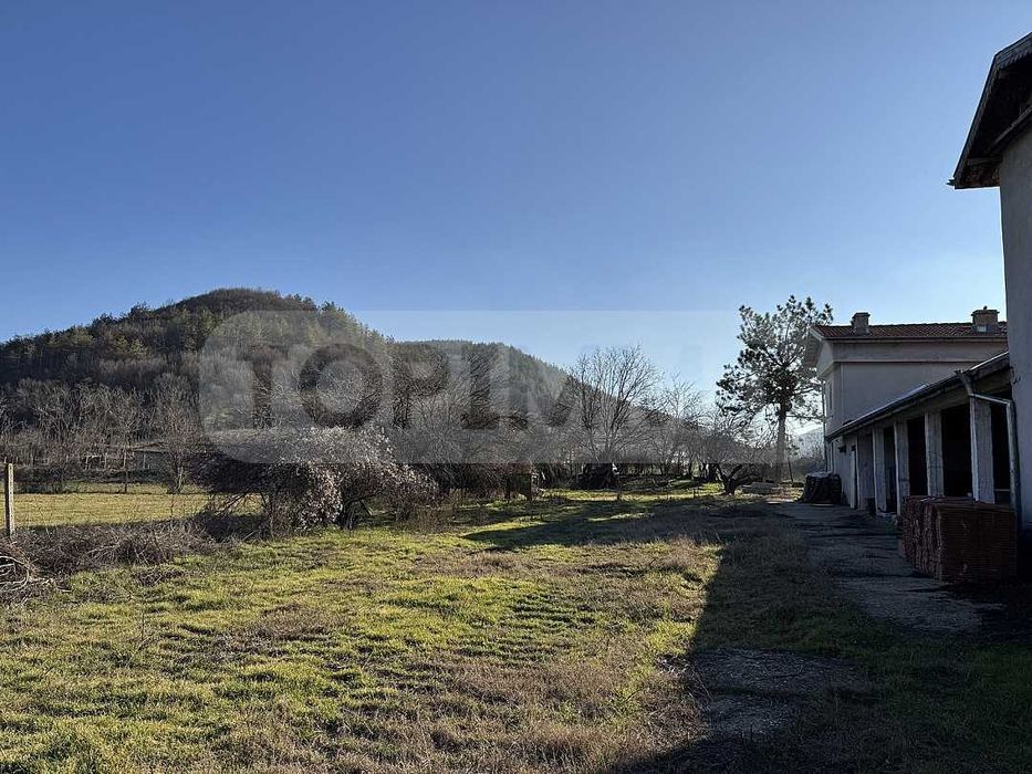 Просторна къща в село Сваленик