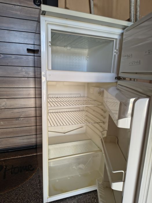 Продавам хладилник с фризер