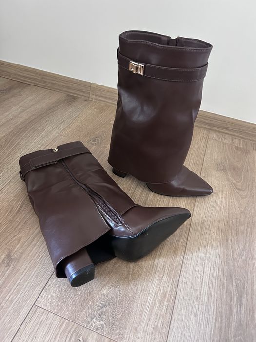 Кафяви кожени ботуши на ток