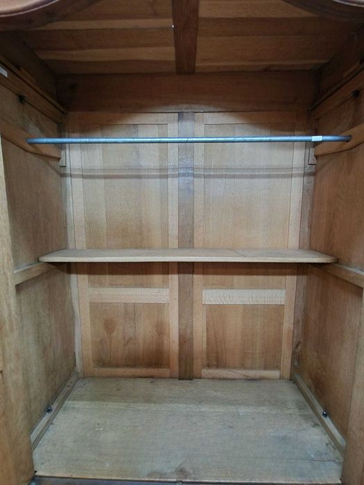 Елегантен двукрилен гардероб изработен от масивен орех