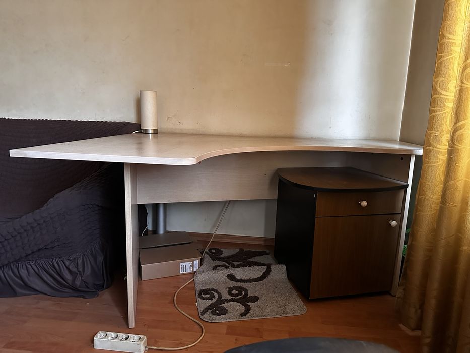 Бежаво ъглаво бюро