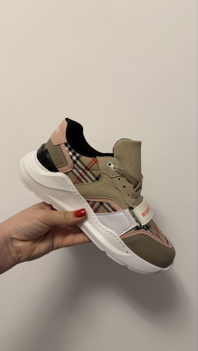 Adidasi burberry