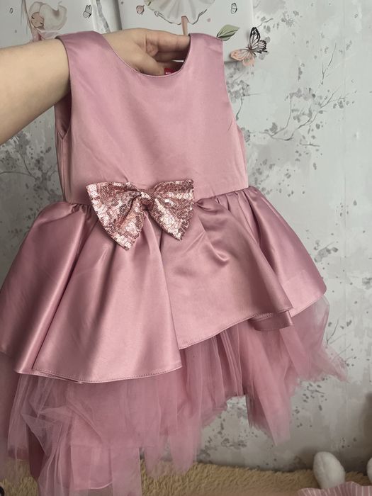 Продам платья на девочку 3-4 года