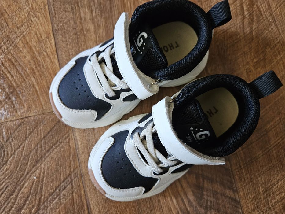 Кроссовки на мальчика 25 р-р