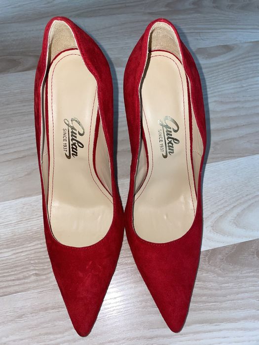 Vând pantofi stiletto , din piele, de la Guban . Sunt noi, nepurtati .