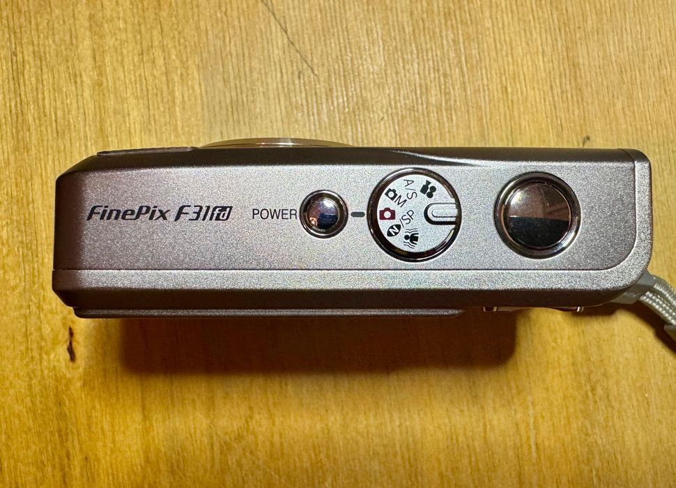 Fujifilm FinePix F31fd – aparat foto digital compact, legendarul senzor Super CCD
