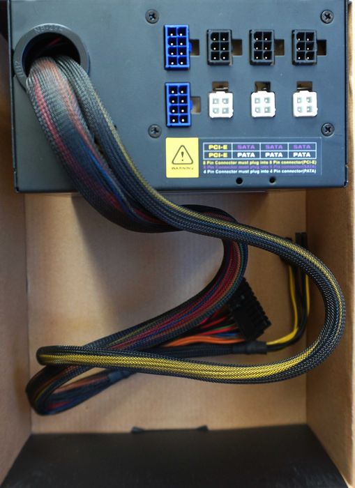 Захранване HYPER M 700W - ново, с комплект кабели