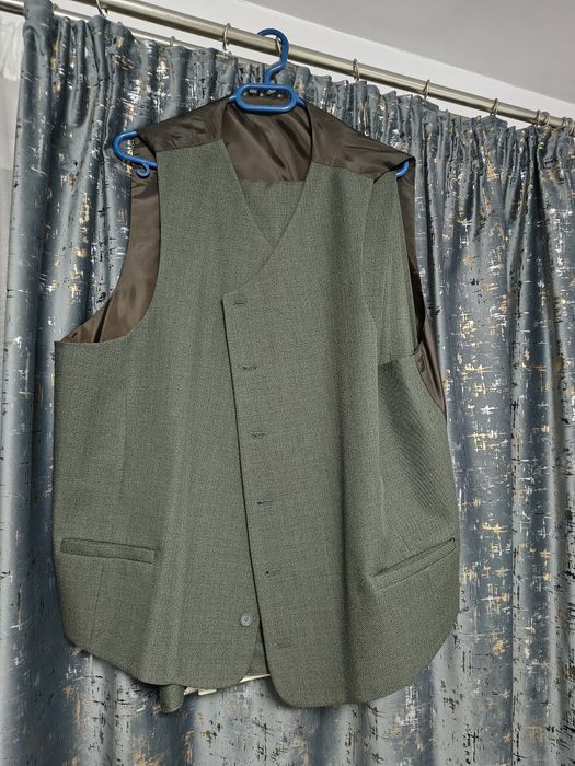 Vând costum bărbat, mărimea 56, în stare foarte bună