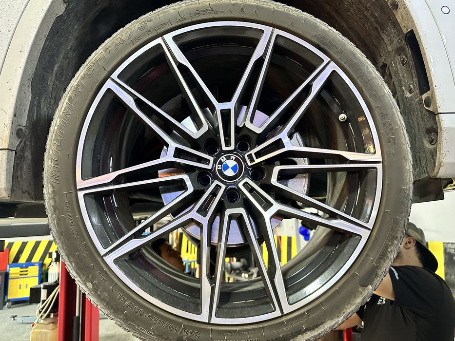 Продам диски с резиной на BMW,очень мягкая резина.В отличном состоянии