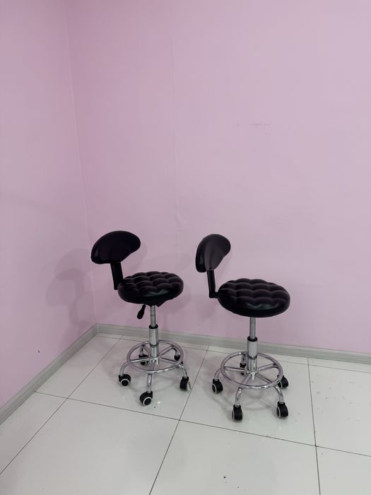 Продается кушетка, лампа, пуфик.