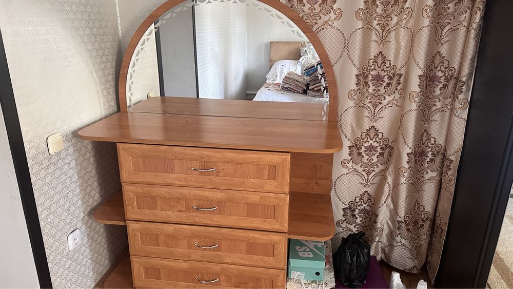 Продам комод с зеркалом