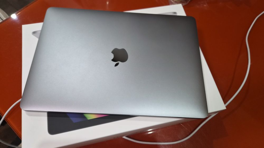 MacBook Pro 13 inch, M2 cu  touch bar