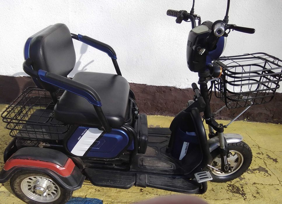 Ел.триколка с вградени допълнителни седалки. Запазена