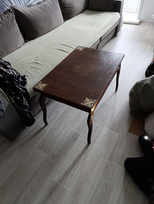 Столик резной -деревяный