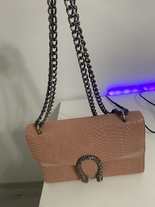 Чанта розова имитирана на Gucci запазена много добре