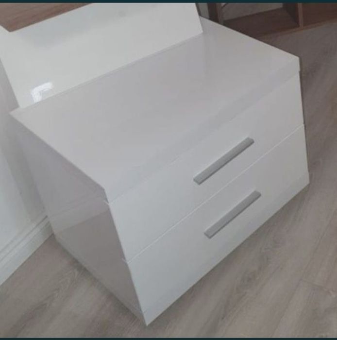 Trei scaune bar, 2 noptiere.