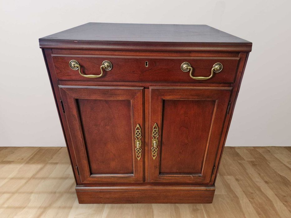 Шкаф от черешов масив