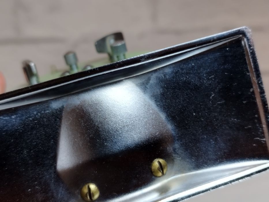 Ceasul copilăriei Găinușa cu puii care ciuguleste