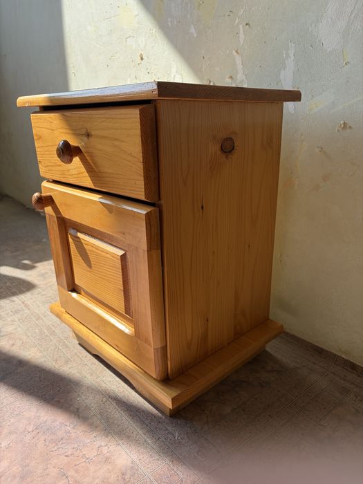 Нощни шкафчета от масивна дървесина