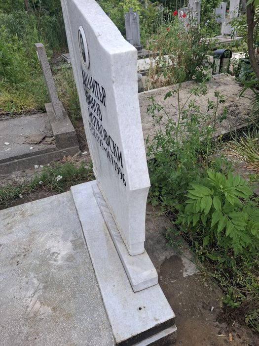 Почистване на гроб ,измиване на паметници