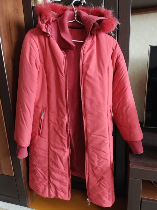 Зимнее теплое пальто в хорошем состоянии, красного цвета