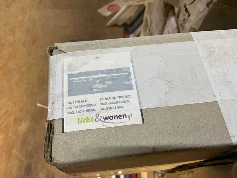 Lampă modernă suspendată cu reflectoare