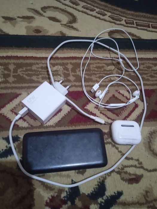 smartfon akssesuarlari sotiladi naushnik,zaryadka,power bank