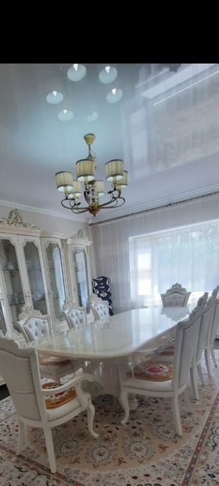 Гостинный стол и стулья