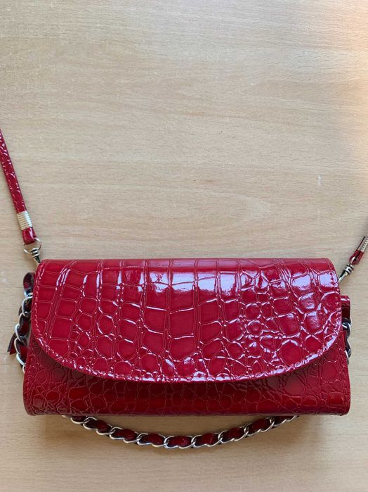 Официална лачена дамска чанта от еко кожа