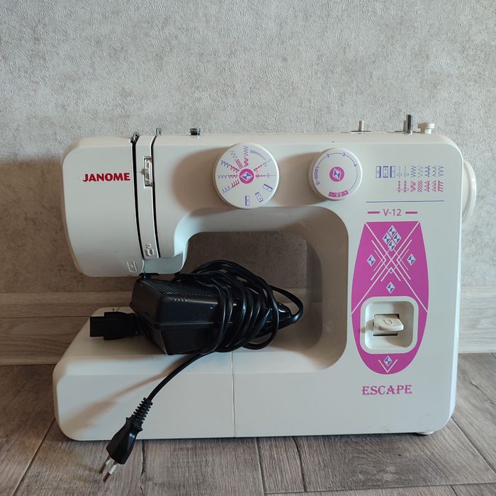 Швейная машинка ,бытовая