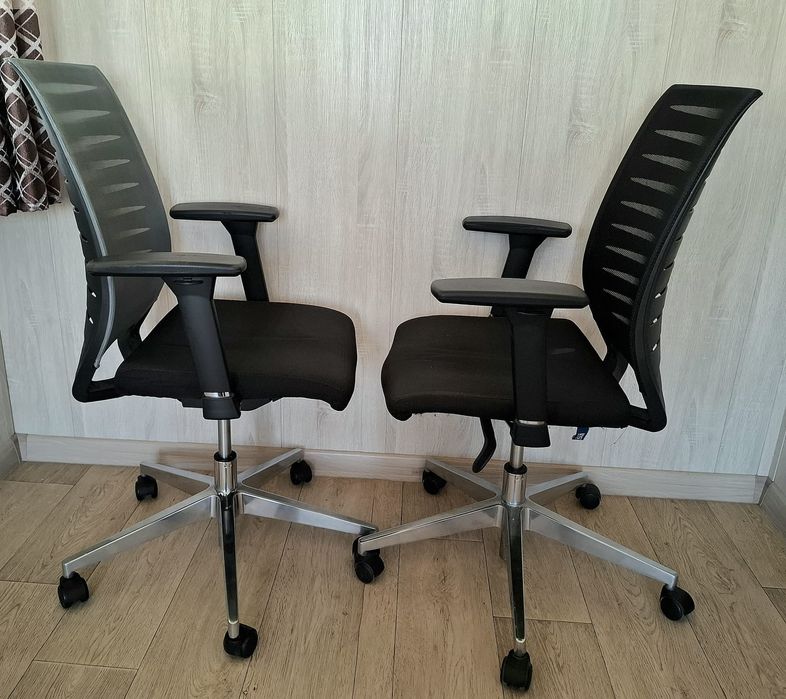Продам два офисных кресла