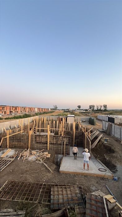 Echipa dulgheri, zidari, fierari case la rosu