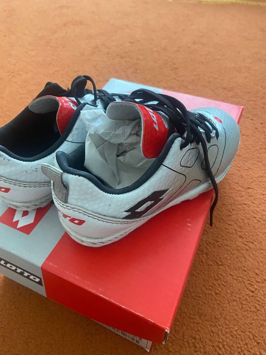 Продавам футболни обувки